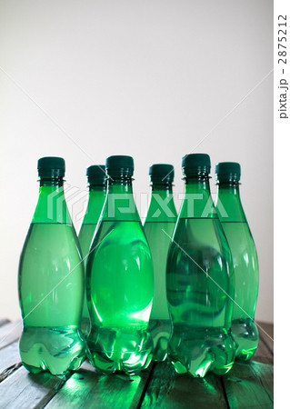 緑色のラベルレスペットボトルのミネラルウォーター 2875212