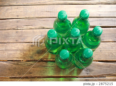 緑色のラベルレスペットボトルのミネラルウォーター 緑色のラベルレスペットボトルのミネラルウォーター 2875215