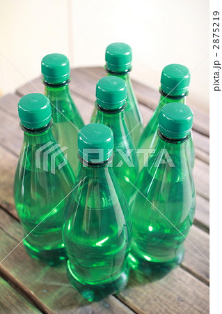 緑色のラベルレスペットボトルのミネラルウォーター 2875219