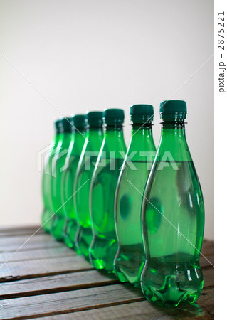 緑色のラベルレスペットボトルのミネラルウォーター 2875221