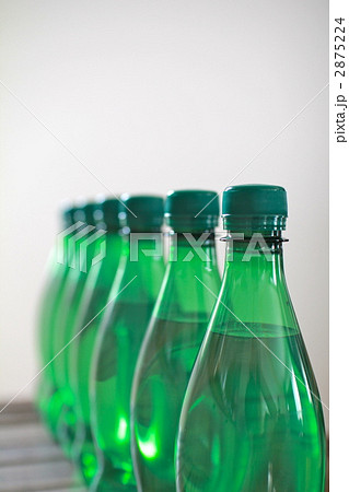 緑色のラベルレスペットボトルのミネラルウォーター 2875224