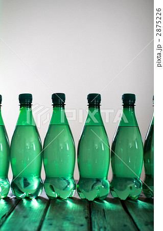 緑色のラベルレスペットボトルのミネラルウォーター 2875226