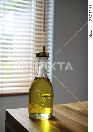 ガラス瓶のオイル差しに入れ替えたオリーブオイル 2875243
