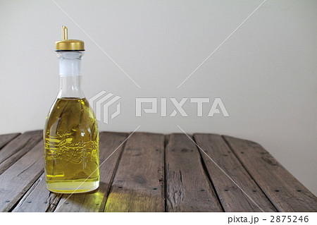 ガラス瓶のオイル差しに入れ替えたオリーブオイル 2875246