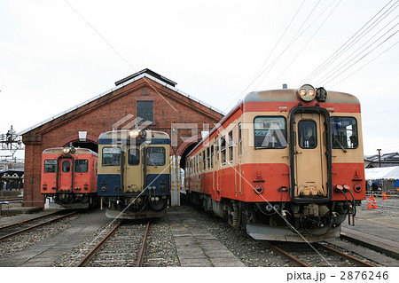 赤レンガ車庫とキハ５２ 2876246