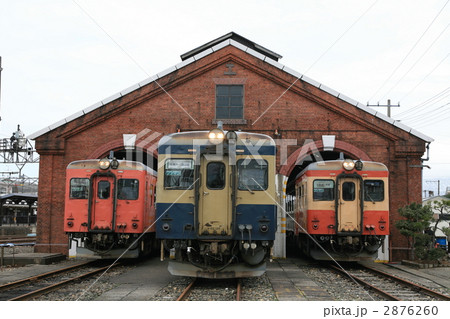 赤レンガ車庫とキハ５２ 2876260