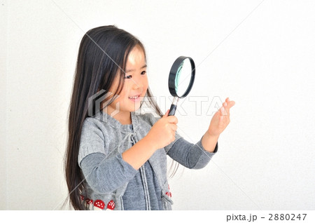 虫眼鏡で遊ぶ子供 虫眼鏡で遊ぶ子供 2880247