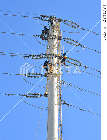 送電鳶 送電線架線工 による鉄塔での高圧電線工事の写真素材