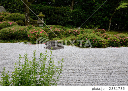 京都、サツキ咲く金福寺の枯山水庭園 2881786