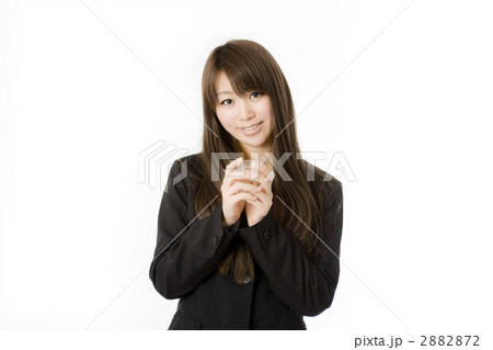 水を飲む女性社員 2882872