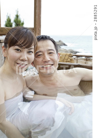 夫婦 人物 温泉の写真素材