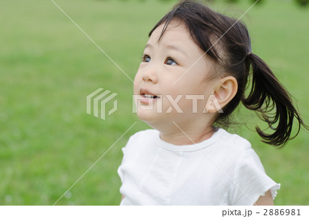 芝生に立つ女の子