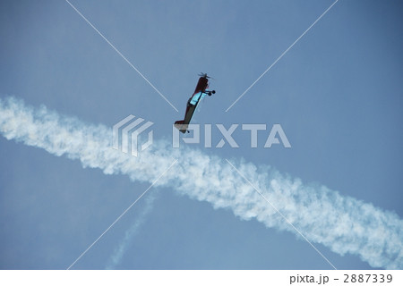 青空と飛行機雲 2887339