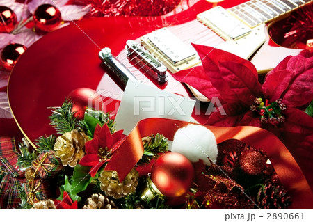 クリスマスリース付き赤いギター 2890661