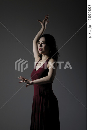 ダンスをする女性 2890808