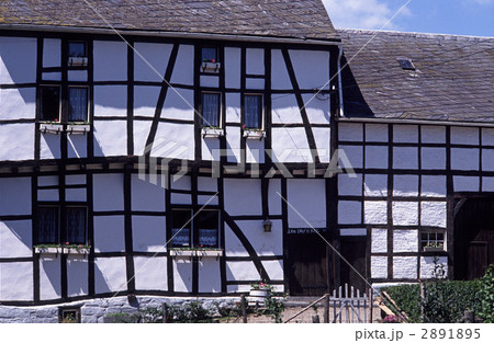 ベルギー　アルデンヌ地方の民家 2891895