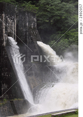 香川県観音寺市大野原町、国重文「豊稔池堰堤」放水 2892057