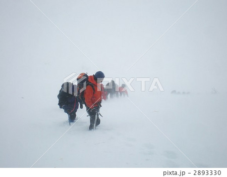 後続を確認する登山ガイド 2893330