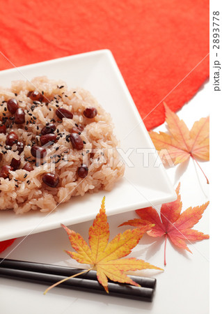 お赤飯と紅葉したモミジ 2893778
