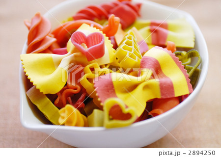 マカロニ 葉っぱ型 リボン型の写真素材