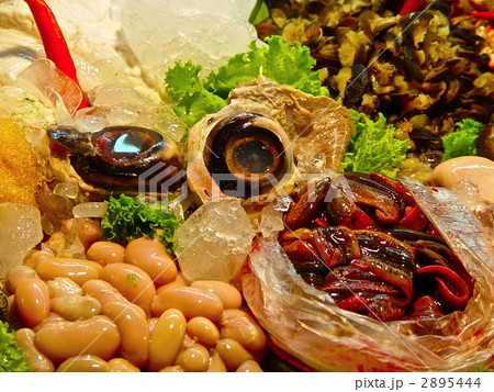 市場の魚介類、魚の目玉(廟口小吃(基隆夜市)/台湾・基隆市) 市場の魚介類、魚の目玉(廟口小吃(基隆夜市)/台湾・基隆市) 2895444