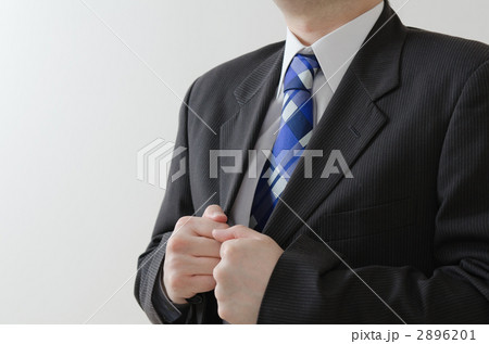 スーツのジャケットを持つ男性 スーツのジャケットを持つ男性 2896201