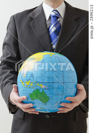 地球儀を持つビジネスマン 2896213