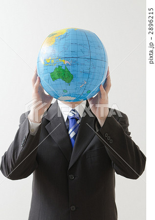 地球儀を持つビジネスマン 2896215
