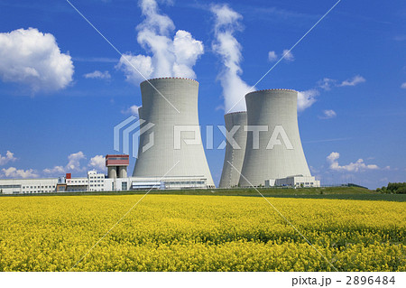 チェコの原子力発電所と菜の花畑 2896484