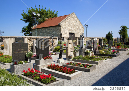 オーストリア　バード・ドイチェ・アルテンブルク村の教会 2896852