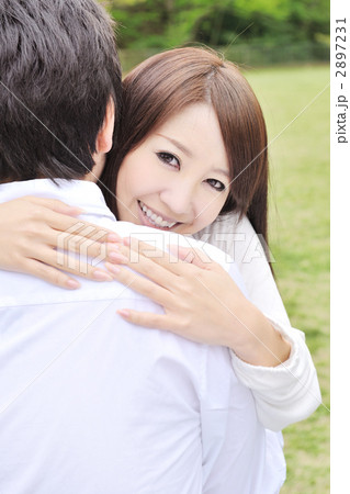 微笑み 男女 抱擁の写真素材 [2897231] - PIXTA