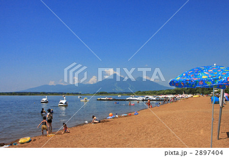 猪苗代湖と磐梯山（志田浜） 2897404