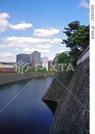 皇居の平川濠と石垣 2899380