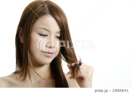 毛先を見る女性 毛先を見る女性 2900641