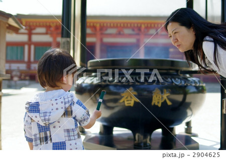 参拝する子供 2904625
