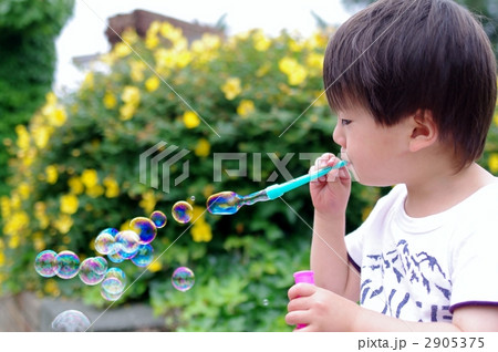 シャボン玉する子供 2905375