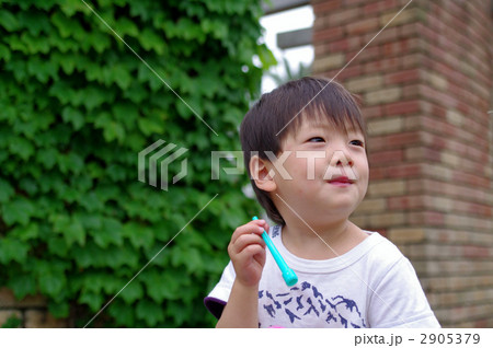 シャボン玉する子供 2905379