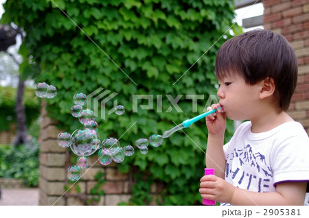 シャボン玉する子供 シャボン玉する子供 2905381