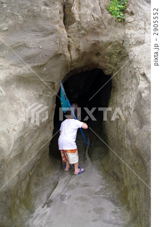 洞窟を覗く子供 2905552