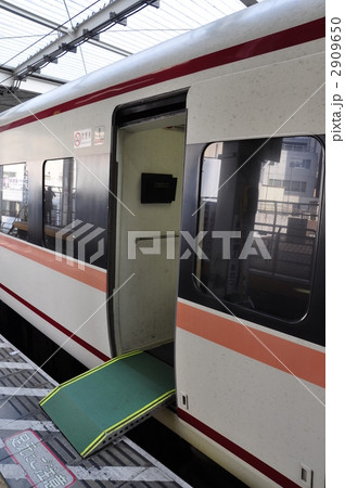 ホームと列車の間が広く開いております。 2909650