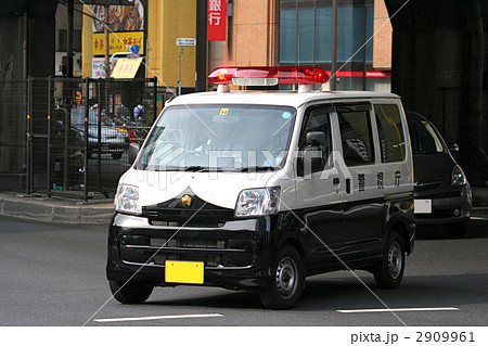 警察車両 ミニバン 走行シーンの写真素材