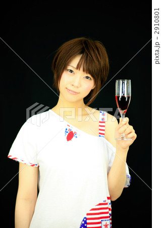 Princess Maiko Benicio 白ワンピース 乾杯 黒バックの写真素材