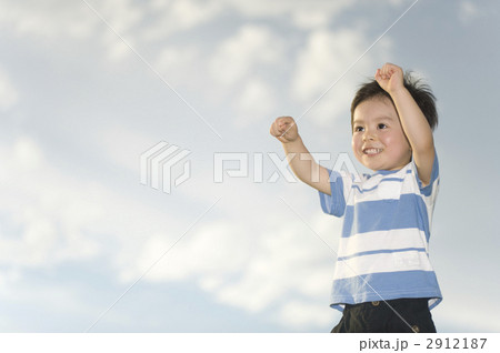 青空のもとで遊ぶ男の子 青空のもとで遊ぶ男の子 2912187