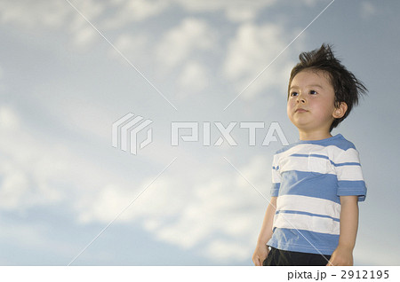 青空のもとで遊ぶ男の子 青空のもとで遊ぶ男の子 2912195