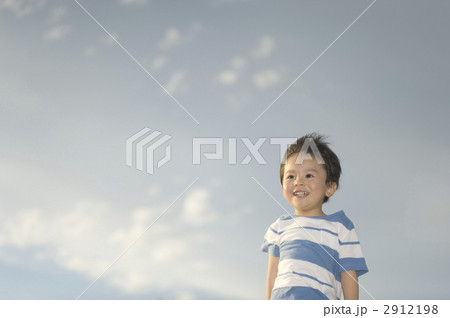 青空のもとで遊ぶ男の子 青空のもとで遊ぶ男の子 2912198