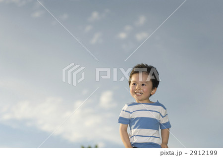 青空のもとで遊ぶ男の子 2912199