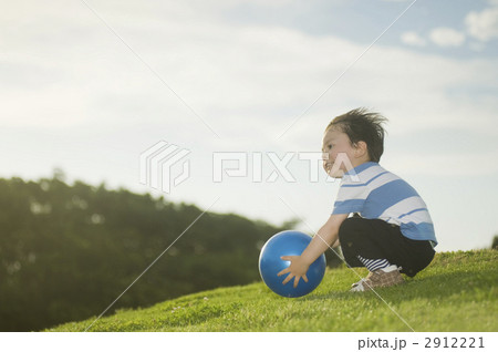 青空のもとで遊ぶ三歳男児 青空のもとで遊ぶ三歳男児 2912221