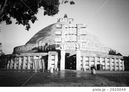 世界遺産　サンチの仏教建築物群、仏舎利の納められた仏塔。インド・サンチー。２００６年２月撮影 2920049