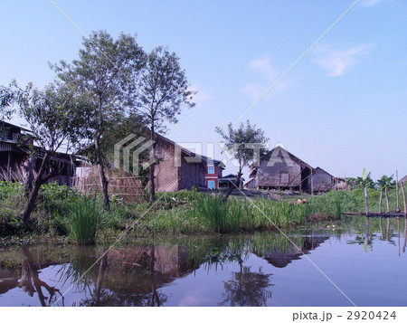 岸辺の集落（インレー湖畔／ミャンマー） 2920424