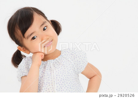 白シャツの女の子 2920526